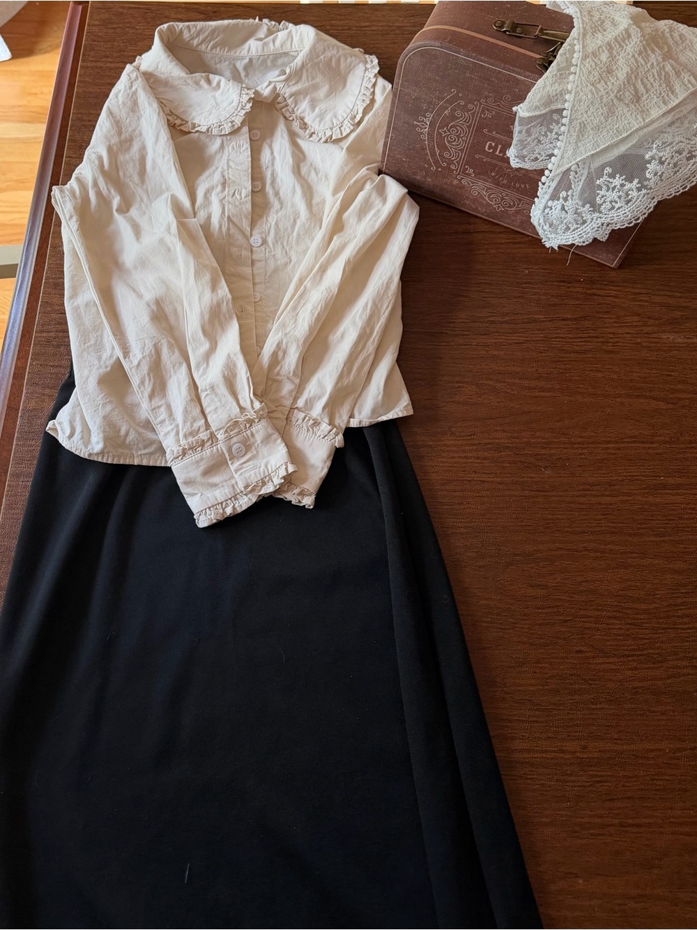 Immigration outfit for immigration unit in grade 3. Worn once! Like new!